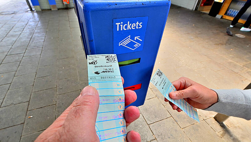 Streifenkarten am Entwerter. Den Unterhalt dieser Geräte will sich die MVG gerne mittelfristig sparen.