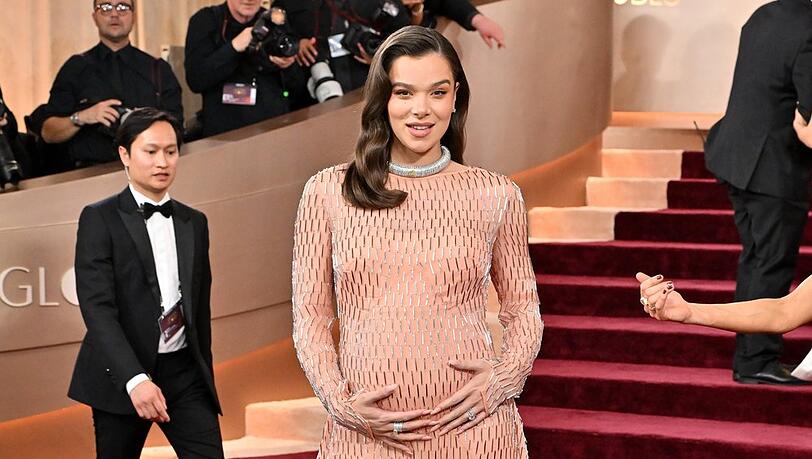 Hailee Steinfeld pr&auml;sentierte bei den Golden Globes im Januar stolz ihr Babyb&auml;uchlein.