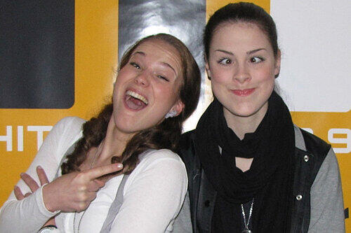 Biggy Zahn vom Funkhaus-Sender Hitradio N1 (li.) mit Lena Meyer-Landrut, 19-jährige Chartstürmerin und Grandprix-Teilnehmerin, die sich inzwischen ein paar Allüren gönnt.
