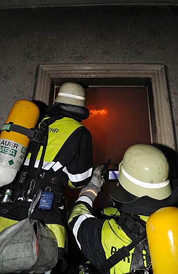 Die Feuerwehr bei Löschen des Abrisshauses.