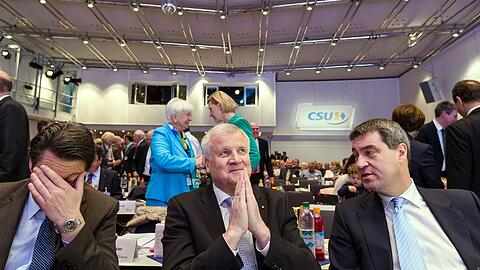 Der bayerische Ministerpräsident Horst Seehofer vor Beginn des kleinen CSU-Parteitages in Bamberg mit Generalsekretär Andreas Scheuer (l) und Finanzminister Markus Söder.