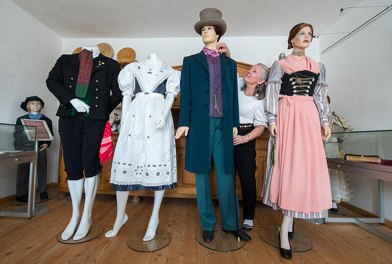 Ein Frau arbeitet am 14.04.2015 im Museum im Trachtenkulturzentrum in Holzhausen nahe dem niederbayerischen Geisenhausen an einer Tracht. (Symbolbild)