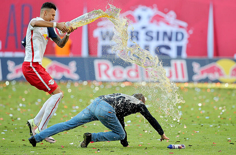 Auf der Flucht vor Davie Selke und der Bierdusche hat sich Leipzigs Sportdirektor Ralf Rangnick verletzt. Die Bilder.