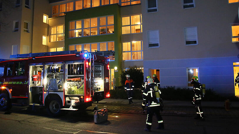 Bei einem Zimmerbrand in einer Altersresidenz kam es zu einem Großeinsatz mehrerer Feuerwehren.