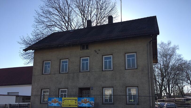Weniger schmuck sieht das Haus von der Straße aus, da grenzt es (hier mit einem Bauzaun) direkt an den schmalen Gehweg. Bis 1938 war es ein Verwaltungsgebäude, danach eine Stadtbücherei. 1951 zogen schließlich Mieter ein – bis 2001 der letzte ausgezogen ist. Weniger schmuck sieht das Haus von der Straße aus, da grenzt es (hier mit einem Bauzaun) direkt an den schmalen Gehweg. Bis 1938 war es ein Verwaltungsgebäude, danach eine Stadtbücherei. 1951 zogen schließlich Mieter ein – bis 2001 der letzte ausgezogen ist.