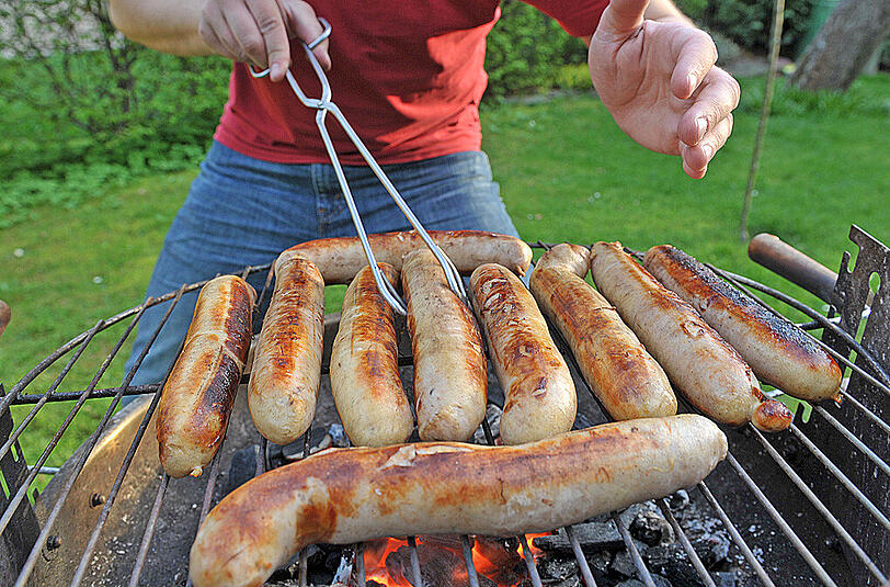 Bratwürste sind der Klassiker auf dem Grill. Die Stiftung Warentest war von der Qualität der gestesten Produkte angetan.