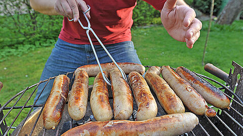 Bratwürste sind der Klassiker auf dem Grill. Die Stiftung Warentest war von der Qualität der gestesten Produkte angetan.