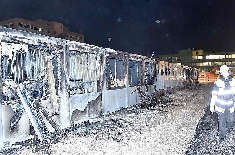 In einem Ankunftszentrum im Euroindustriepark hat ein defekter Heizlüfter einen Großbrand ausgelöst.