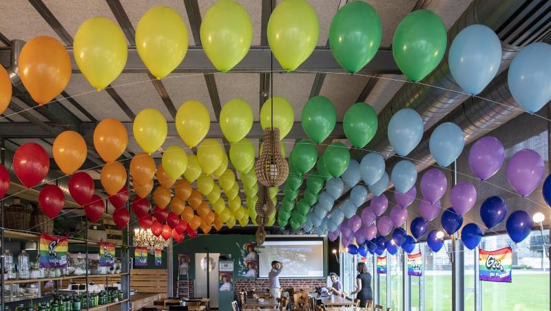Bunte Luftballons hängen in einem Lokal der Befürworter für eine "Ehe für alle" in Bern.
