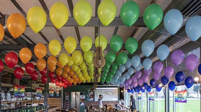 Bunte Luftballons hängen in einem Lokal der Befürworter für eine "Ehe für alle" in Bern.