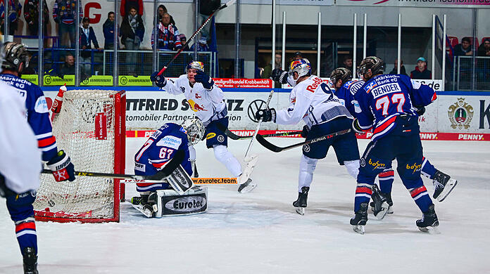 Justin Schütz (Nummer 18, weißes Trikot) bringt den EHC- München in Iserlohn mit 1:0 in Führung.