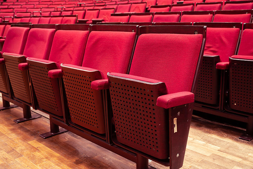 Auch Sessel aus dem Parkett der Philharmonie sind im Angebot. Auch Sessel aus dem Parkett der Philharmonie sind im Angebot.