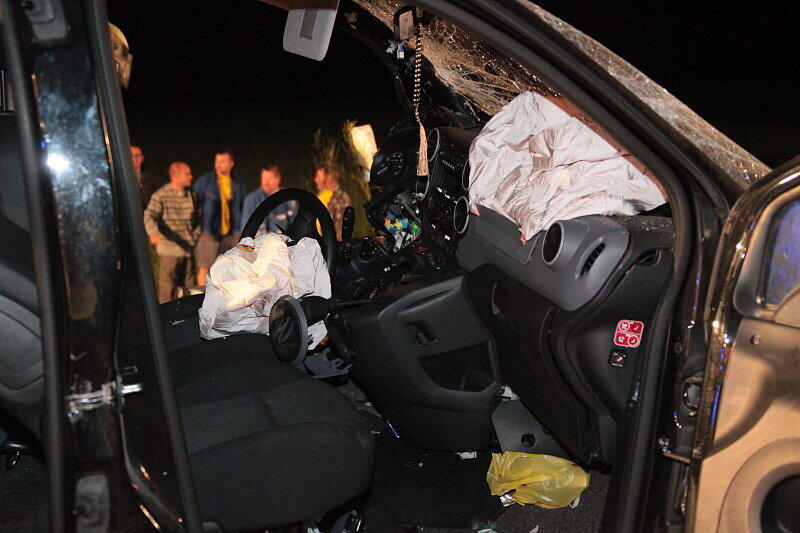 Bei dem Frontalzusammenstoß auf der B12 bei Haag in der Nacht zum Dienstag erlitten die beiden Fahrer schwere Verletzungen. Die Ursache des Unfalls ist bisher ungeklärt.