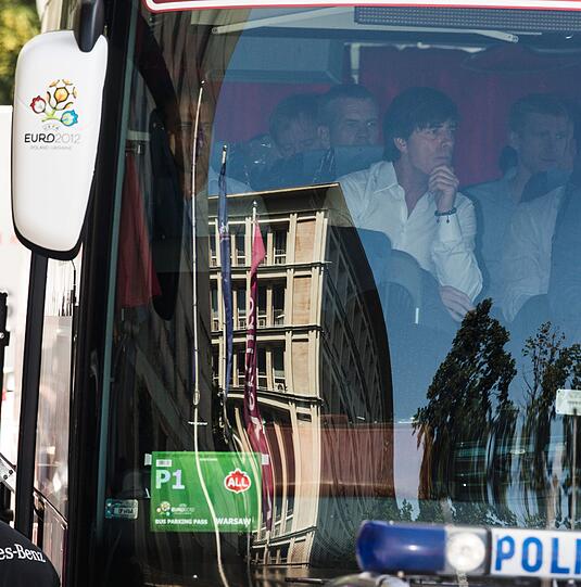 Nachdenklich: Joachim Löw im Teambus.