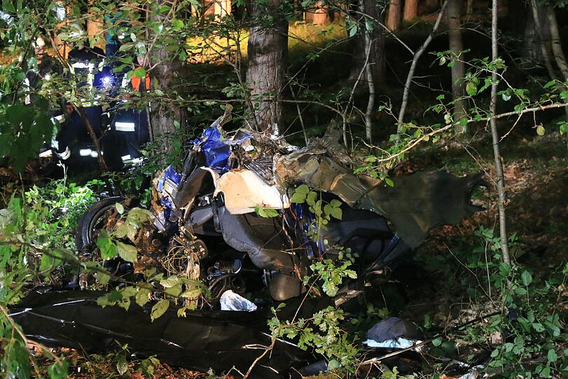 Von dem BMW ist nicht mehr viel zu erkennen. Der Fahrer war sofort tot.