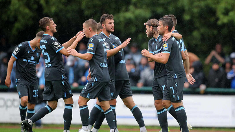 Erfolgreiche Schlammschlacht im Toto-Pokal: Die Löwen sind beim 11:1 in Aiglsbach in Torlaune.