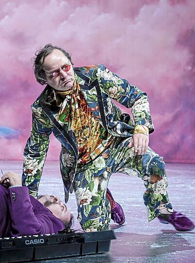 Schauspieler: Thomas Schmauser In Dieter Dorns legendärer "König Lear"-Inszenierung in den Kammerspielen von 1992 war der damalige Otto-Falckenberg-Student Thomas Schmauser noch ein Scherge, der nur einen Satz sprechen durfte, 2013 bei Johan Simons spielte er den Narren, der den irre gewordenen Herrscher auf seinem Weg in die Wildnis begleitet. Jetzt, in der Inszenierung von Stefan Pucher im Jahr 2019, spielt er den König Lear selbst. Mit 47 Jahren ist er eigentlich noch immer viel zu jung für diese Paraderolle eines in Ehren alt gewordenen Mimen. Aber Thomas Schmauser füllt den Lear übervoll mit der Leere eines Hipsters im besten Alter, der sich entschlossen hat, den Laden an die Töchter zu übergeben. Bis zur Tragödie durchleidet Schmausers Lear eine vielfach gebrochene Wandlung vom melancholischen Egozentriker zum desillusionierten Ironiker.