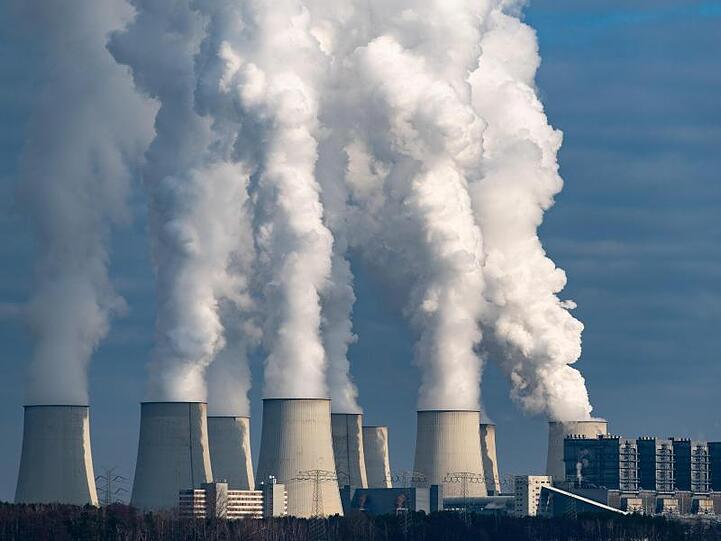 Wasserdampf steigt aus den Kühltürmen eines Braunkohlekraftwerks. Die Angst vorm Klimawandel hat laut Pew-Institut in den vergangenen Jahren klar an Bedeutung gewonnen.
