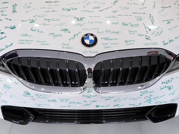 Die Unterschriften von Mitarbeitern des Werks sind auf einem BMW zu sehen, der im Oktober 2018 dort vorgefertigt wurde. BMW hat sein erstes Werk in Mexiko eröffnet.