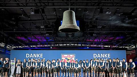 Danke, Fans: Der entthronte Meister EHC Red Bull München verabschiedet sich von den Anhängern und zugleich einem erfolgreichen Stück Münchner Sportgeschichte.