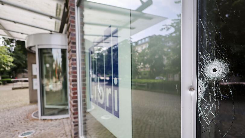 Die Polizei ermittelt nach Schüssen auf das Gebäude eines Buchgroßhändlers in Hamburg-Altona.