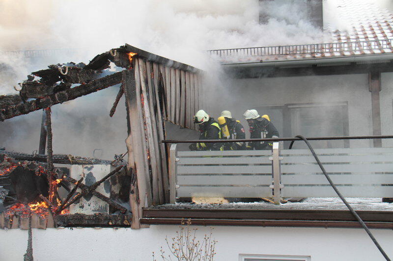 Bei einem Brand in einem Hotel im Kurort Bad Griesbach (Landkreis Passau) sind am Freitagmorgen 80 Menschen mit dem Schrecken davongekommen - die Bilder.