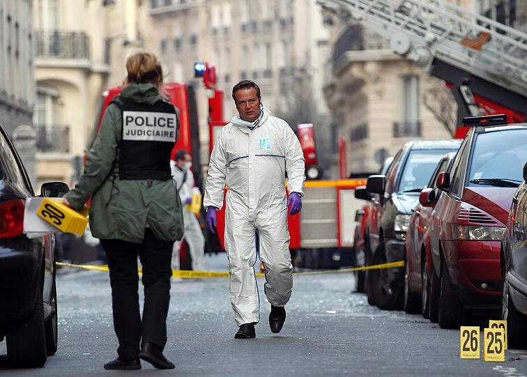 Spurensicherung nach einer Bombenexplosion vor der indonesischen Botschaft in Paris. Foto: Ian Langsdon