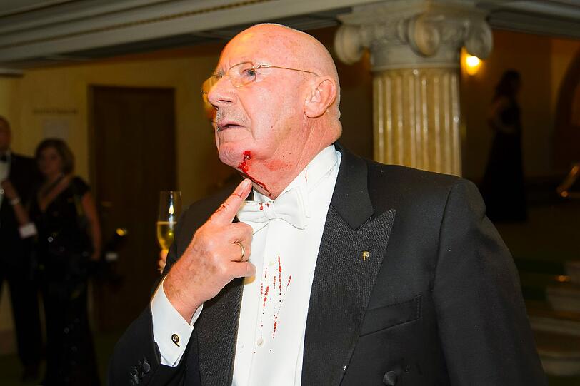 Aufgebracht zeigt der Pöbler den Fotografen seine blutende Wunde.