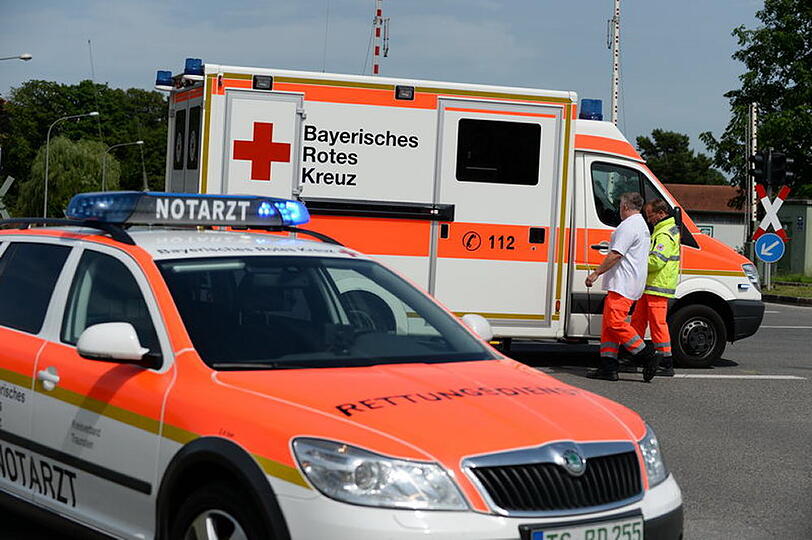 Schwerer Unfall am Bahnübergang St. Georgen: Zwei Autos sind so heftig aneinander gekracht, dass sich ein Pkw überschlug und auf dem Dach liegen blieb. Die Bilder...