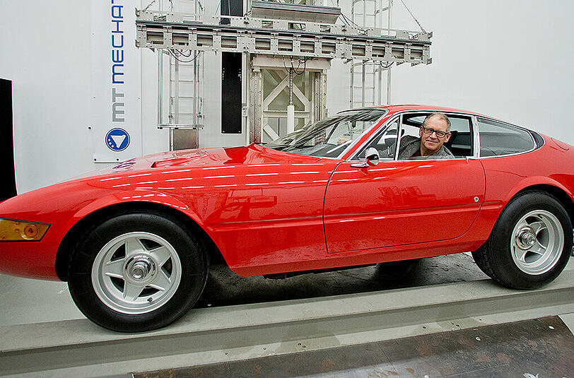 Der britische Röntgenkünstler Nick Veasey sitztim Fraunhofer-Institut in Fürth in einem Ferrari 365 GTB/4 "Daytona" von 1969, der auf einem einem großen Röntgen-Gerät steht. Das Auto ist einer von insgesamt zehn Ferraris aus den Jahren 1920 bis 1980, die der 52-Jährige mit dem Röntgen-Gerät des Instituts durchleuchten will.