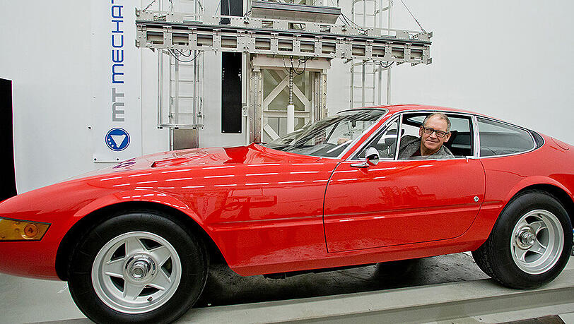 Der britische Röntgenkünstler Nick Veasey sitztim Fraunhofer-Institut in Fürth in einem Ferrari 365 GTB/4 "Daytona" von 1969, der auf einem einem großen Röntgen-Gerät steht. Das Auto ist einer von insgesamt zehn Ferraris aus den Jahren 1920 bis 1980, die der 52-Jährige mit dem Röntgen-Gerät des Instituts durchleuchten will. Der britische Röntgenkünstler Nick Veasey sitztim Fraunhofer-Institut in Fürth in einem Ferrari 365 GTB/4 "Daytona" von 1969, der auf einem einem großen Röntgen-Gerät steht. Das Auto ist einer von insgesamt zehn Ferraris aus den Jahren 1920 bis 1980, die der 52-Jährige mit dem Röntgen-Gerät des Instituts durchleuchten will.