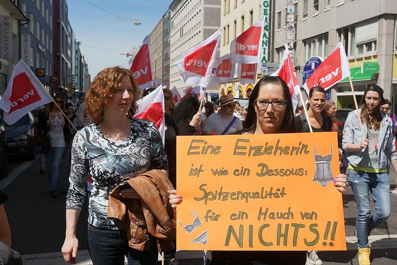 Diese Demonstrationsteilnehmerin verglich die Bezahlung ihrer Arbeit auf ironische Art und Weise mit Unterwäsche.