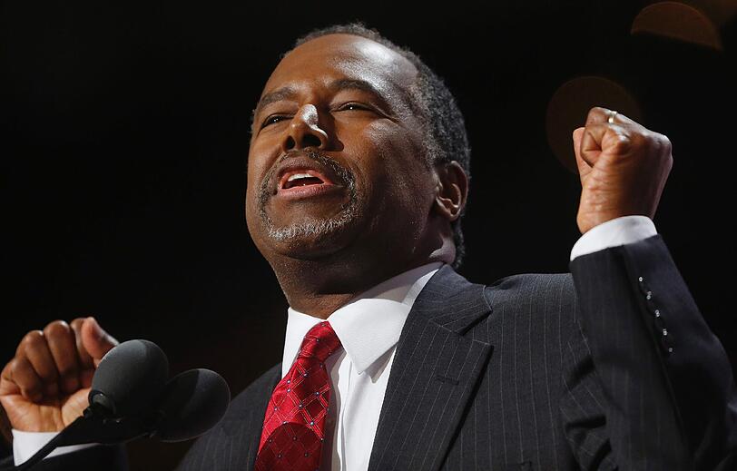 Über Ben Carson gibt es viel zu sagen: Medizinische Wundertaten und religiöse Erleuchtungen sind nur zwei der Schlagzeilen über ihn. Zuletzt meinte der Präsidentschaftskandidat allerdings, dass er mit der Leitung einer größeren Behörde überfordert sei.