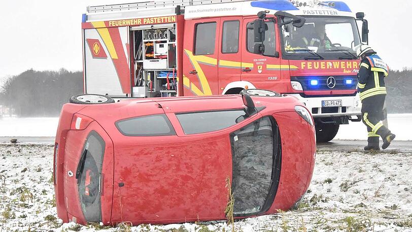 Gegen 12.15 Uhr überschlug sich ein Pkw auf der St. 2332 zwischen Harthofen und Buch. Der Fahrer wurde verletzt.
