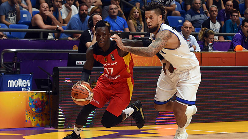 Dennis Schröder (l) und der Italiener Daniel R. Hackett kämpfen um den Ball