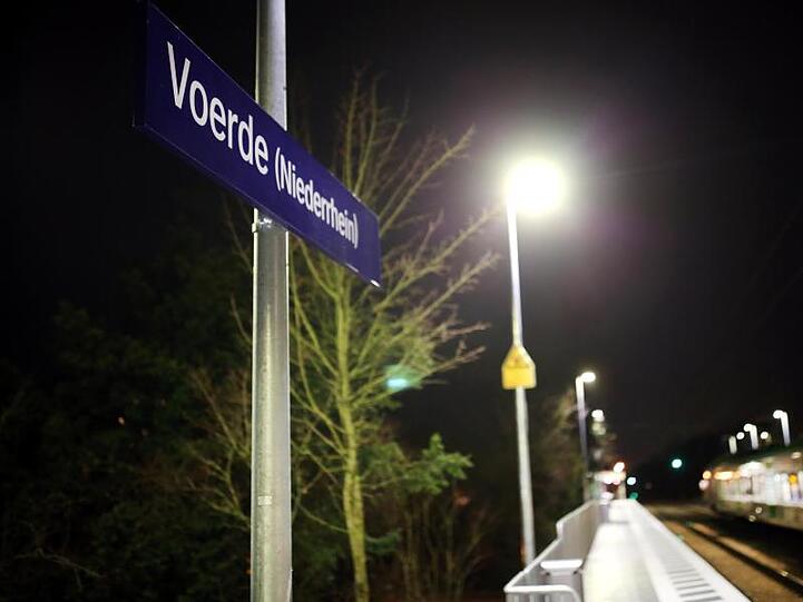 Im Bahnhof Voerde war eine Frau im vergangenen Jahr vor einen einfahrenden Zug gestoßen worden.