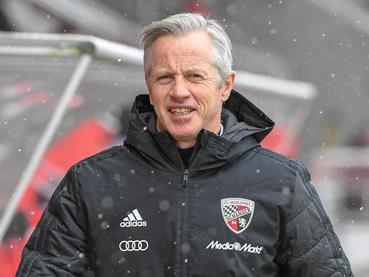 Trainer Jens Keller von Ingolstadt steht vor dem Spiel im Stadion. Foto: Armin Weigel/Archiv