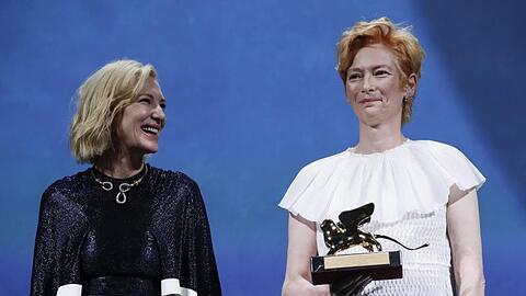 Tilda Swinton (r) erhielkt den Goldenen Löwen für ihr Lebenswerk, der von Jurypräsidentin Cate Blanchett überreicht wurde.