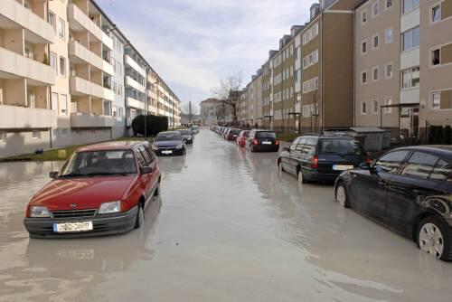Bis zur Stoßstange der geparkten Autos stand das Wasser auf der Sachranger Straße.