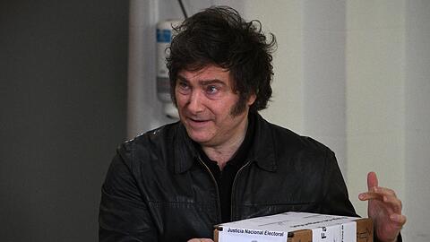 Argentiniens ultraliberaler Präsident Milei gibt seine Stimme bei den Zwischenwahlen ab.