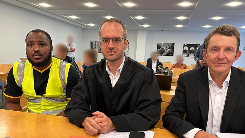 Werner Schroeder (rechts) mit seinem Anwalt und dem weiteren Kläger Abdulhamid A. Werner Schroeder (rechts) mit seinem Anwalt und dem weiteren Kläger Abdulhamid A.