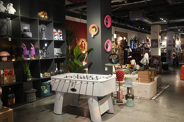 Protziger weißer Kickertisch und extravagante Wohn-Accessoires: der Kare City Shop. Protziger weißer Kickertisch und extravagante Wohn-Accessoires: der Kare City Shop.