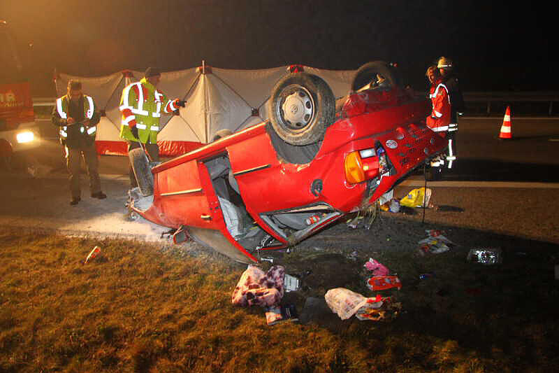 Auf der Autobahn 94 bei Neuötting (Landkreis Altötting) ist am Montagabend eine Autofahrerin bei einem schweren Unfall tödlich verunglückt.