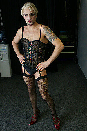 Applaus, hier ist der unvergleichliche, süße Transvestit Frank-n-Furter.