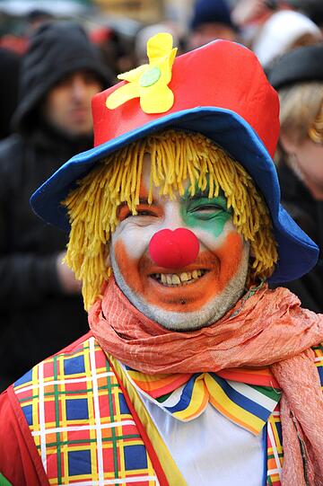 Beim Faschingstreiben sind selbst die Clowns gut drauf.