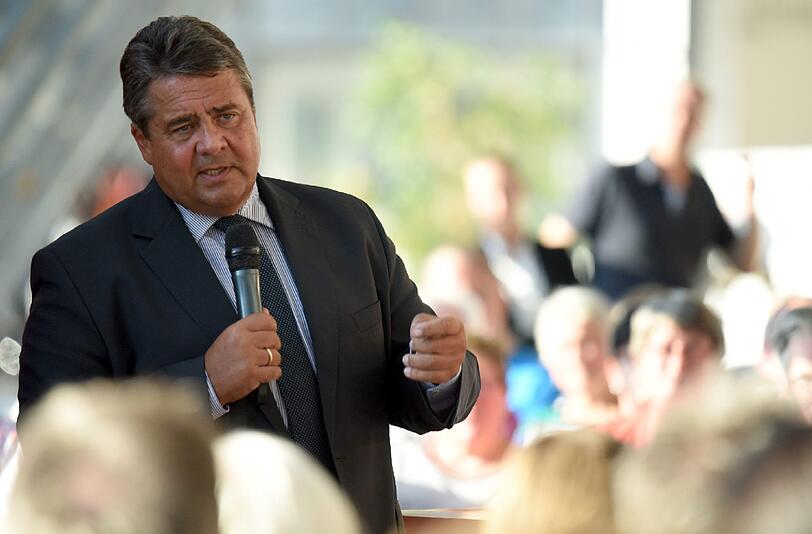SPD-Chef Gabriel: "Die SPD will, dass die Krankenkassenbeiträge wieder zur Hälfte von Arbeitgebern und Arbeitnehmer getragen werden." Foto: Caroline Seidel