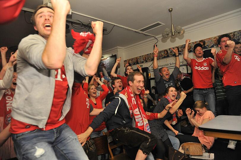 So ausgelassen feiern die Fans auf der Leopoldstraße den Bayern-Sieg. Die Bilder