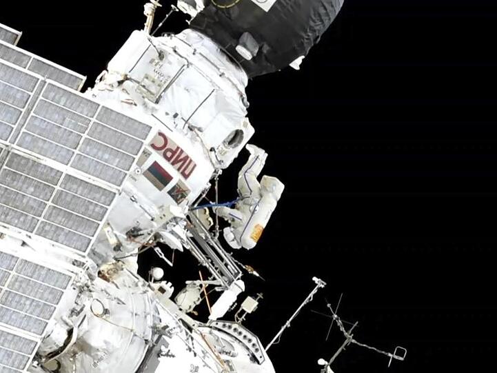 Ein Videostandbild zeigt Kommandeur Oleg Kononenko aus Russland bei dem Außeneinsatz.