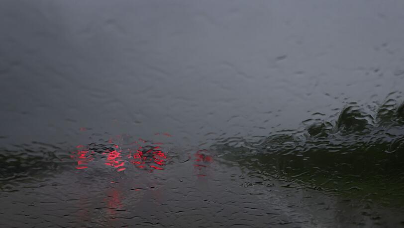 Die Fahrbahn war komplett nass, als das Auto von der Straße abkam. (Symbolbild) Die Fahrbahn war komplett nass, als das Auto von der Straße abkam. (Symbolbild)