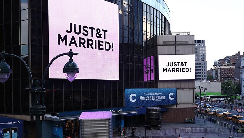 Vor dem Madison Square Garden wurde mit dem Schriftzug "JUST&T MARRIED!" die Hochzeit von Taylor Swift und Travis Kelce verk&uuml;ndet.